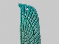 Aeg F 66  Aeg F 66, Spätzeit, Flügel, Fayence, L 4,1 cm, B 1,7 cm, H 0,5 cm : Bestandskatalog Ägypten, Museumsfoto: Claus Cordes